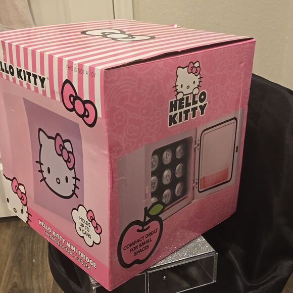 Hello Kitty Mini Fridge Thermoelectric Cooler - Picture 11 of 12